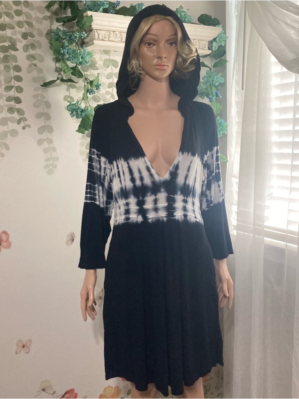 Sz M Kenneth Cole Reaction Black and White Tie-Dye Hooded V-Neck Dress Coverup